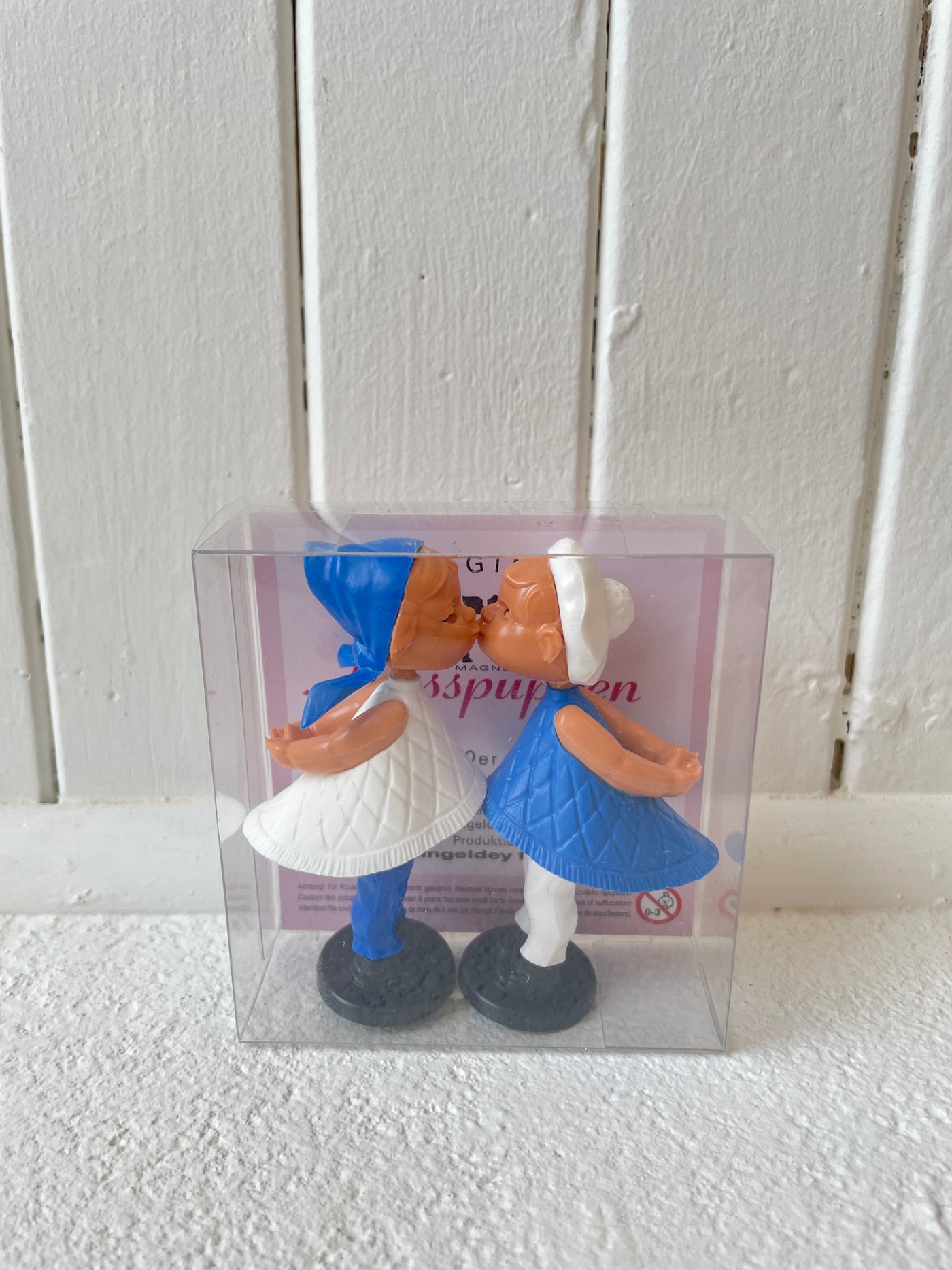 Magnetic Kissing Dolls - White/Blue