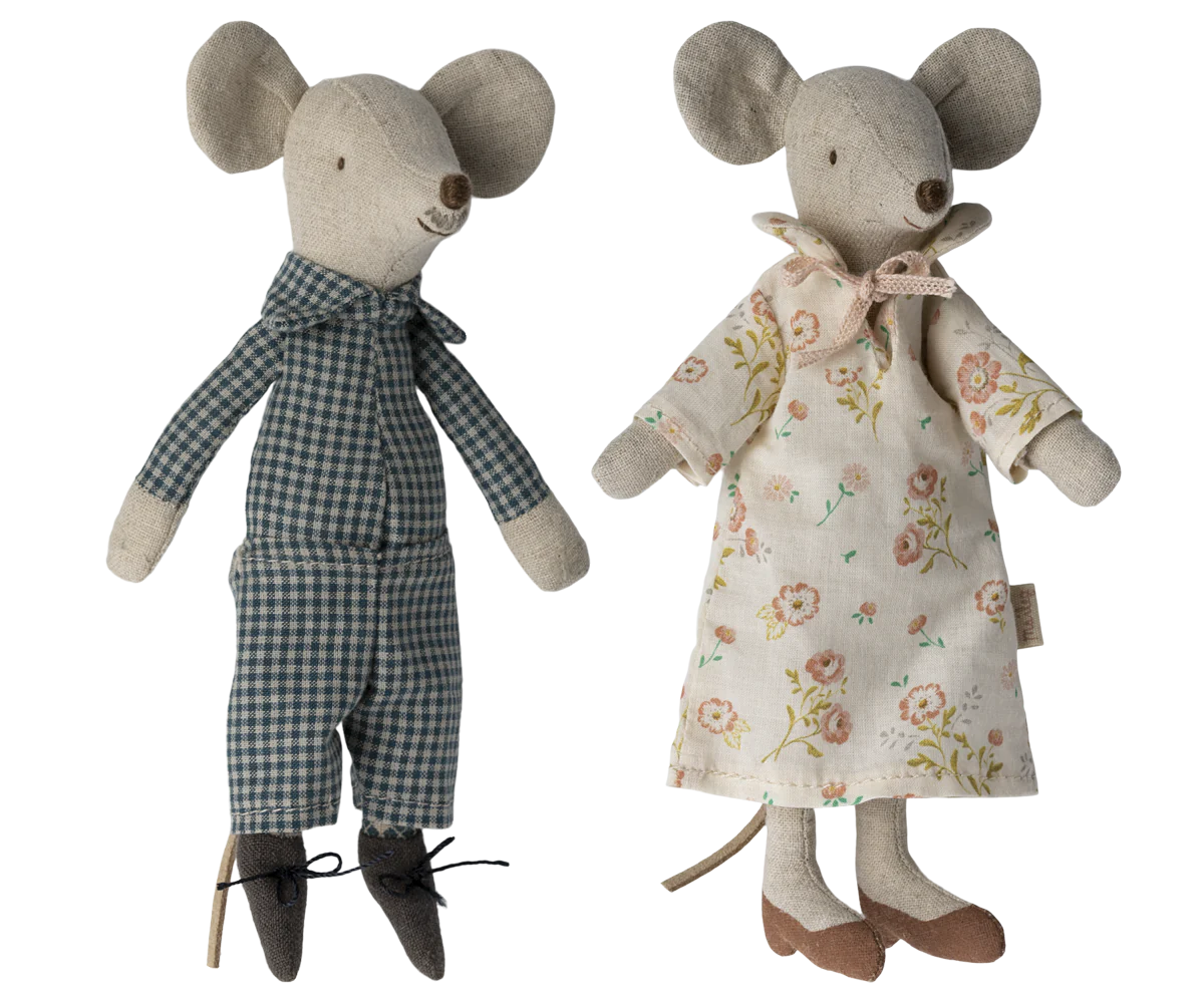 Grandma and Grandpa Mice in Cigarbox