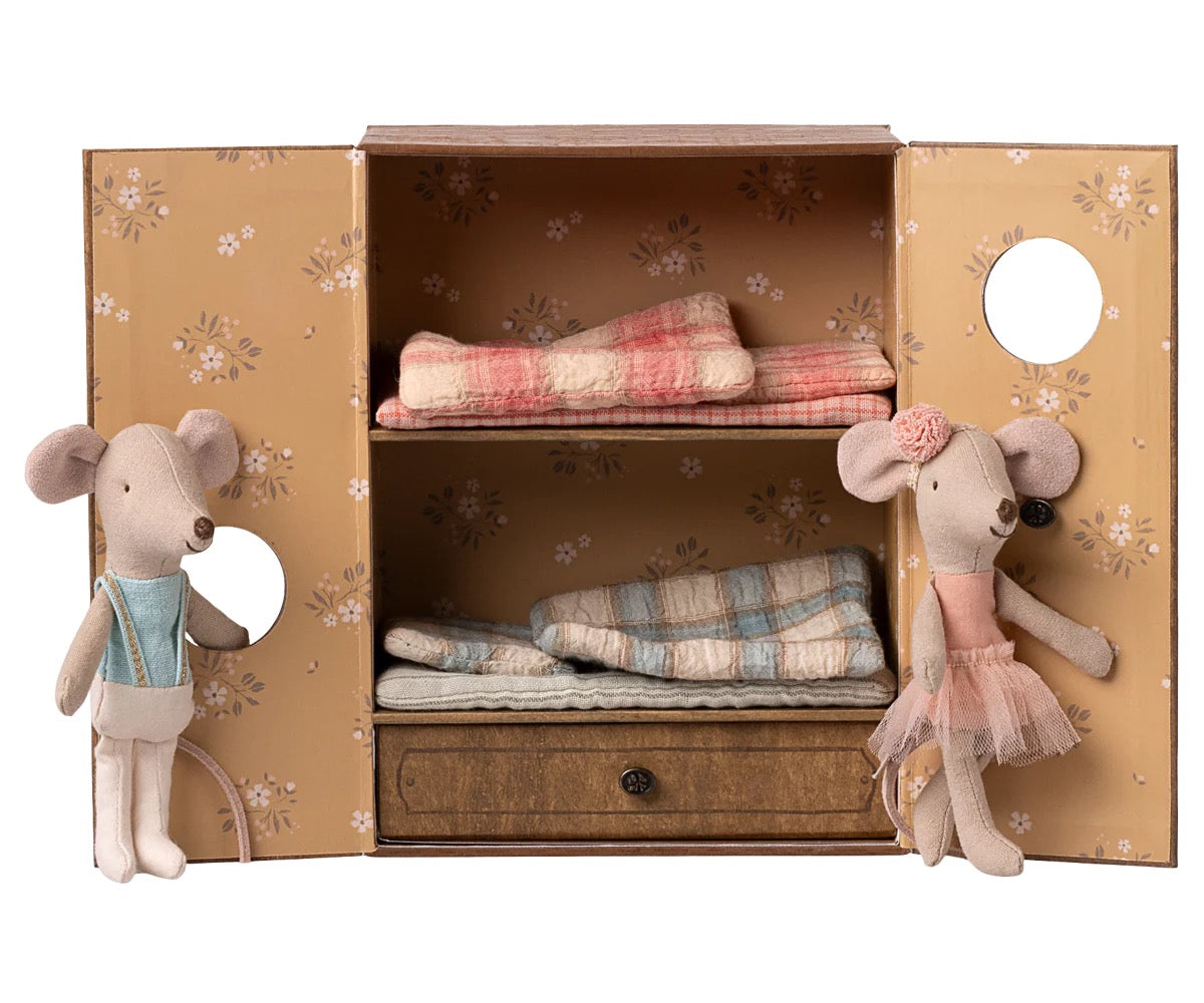 Ballet Mice in Dance studio, Little Sister