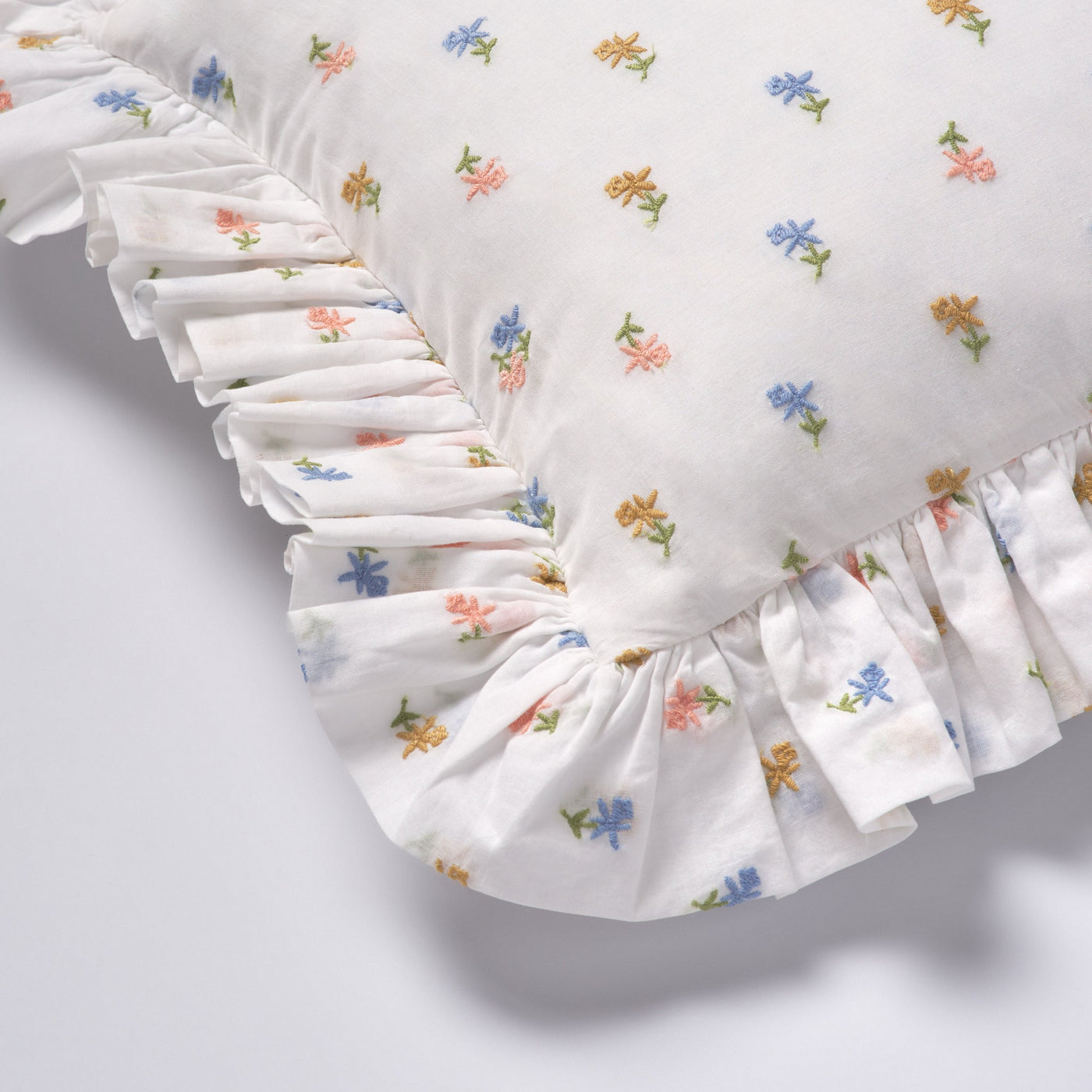 Kimppu Embroidery cushion -White